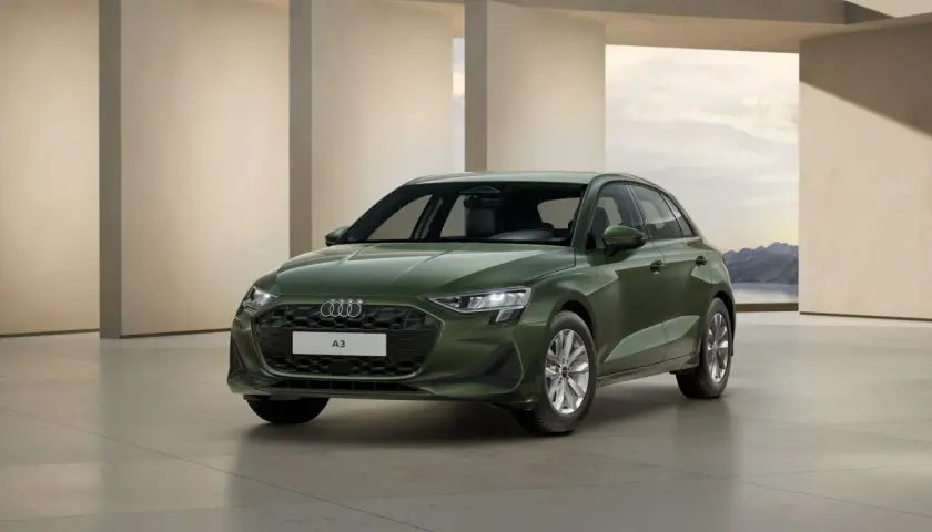 Zielony Audi A3, zgrabny i nowoczesny, gotowy na podróż. Jego wymiary a3 idealnie wpasowują się w miejski krajobraz.