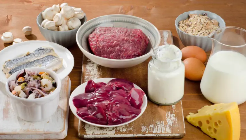 Lebensmittel reich an Vitamin B12, wichtig bei Morbus Meulengracht: Rindfleisch, Leber, Fisch, Eier, Milchprodukte, Pilze.