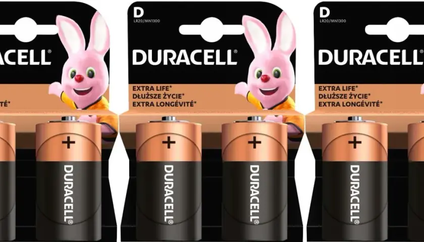 Trzy opakowania baterii Duracell typu D z różowym królikiem. Baterie r20 zapewniają dłuższe życie.