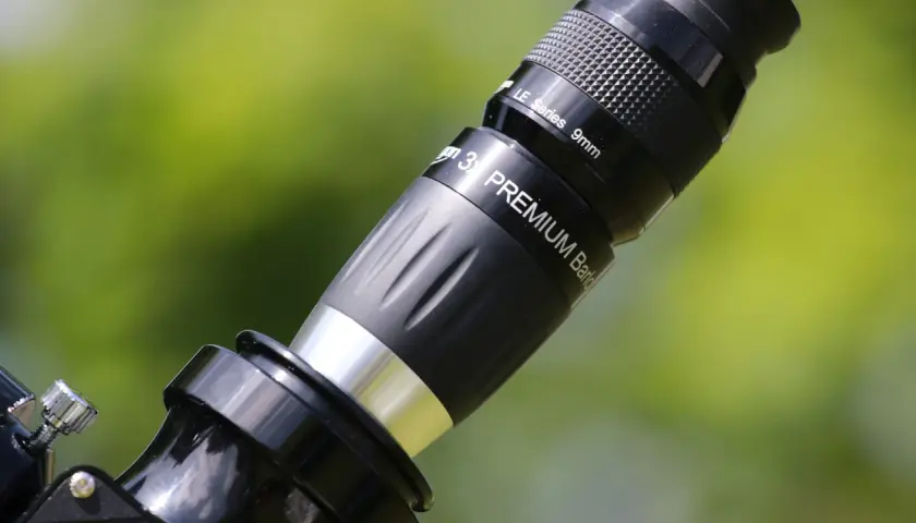 Soczewka Barlowa 3x Premium, używana do zwiększania powiększenia teleskopu, z widocznym oznaczeniem "LE Series 9mm".