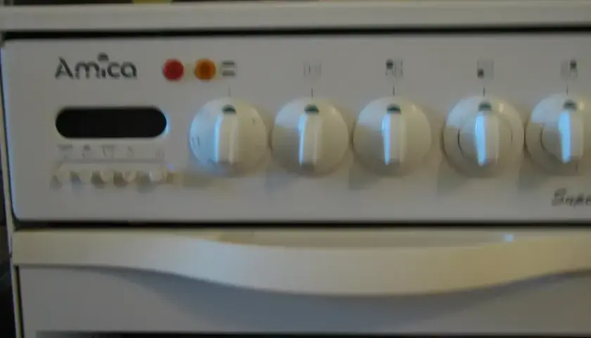 Panel sterowania kuchenki Amica. To polska firma, znana z produkcji sprzętu AGD.