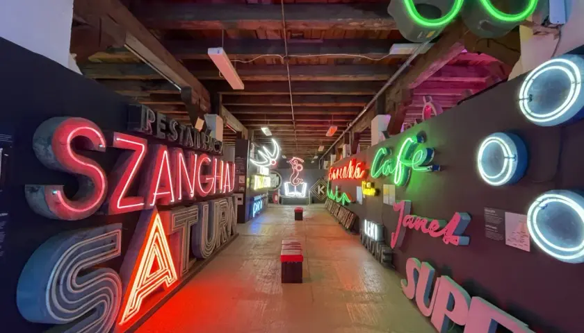 W Muzeum Neonów w Warszawie można podziwiać świetliste napisy, jak "SZANGHAJ SATURN" i "SUPER".