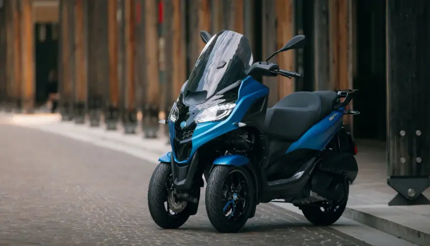 Un Piaggio MP3 300 azul brillante, ideal para la ciudad. Descubre su precio y características.
