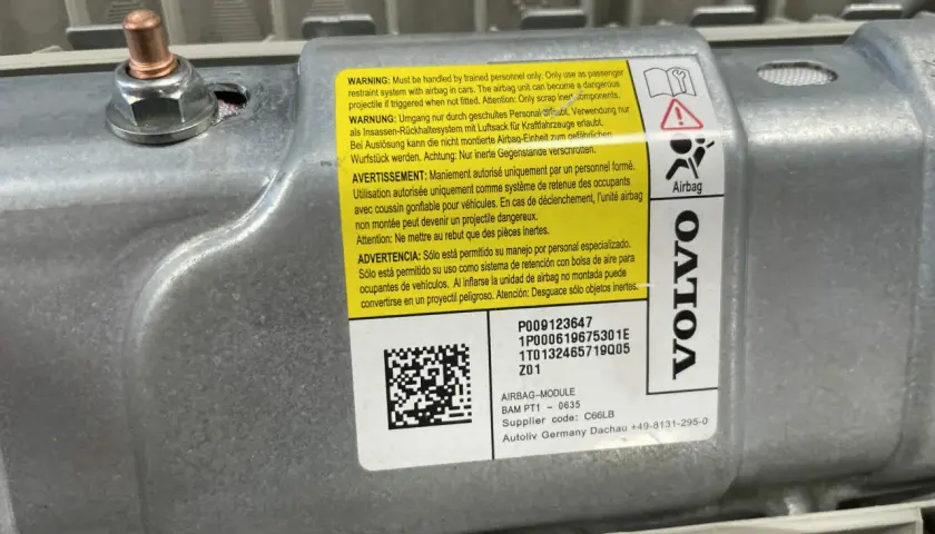Moduł poduszki powietrznej Volvo, z numerami części i kodem dostawcy. Może być powiązany z błędem DTC U0301 Volvo.