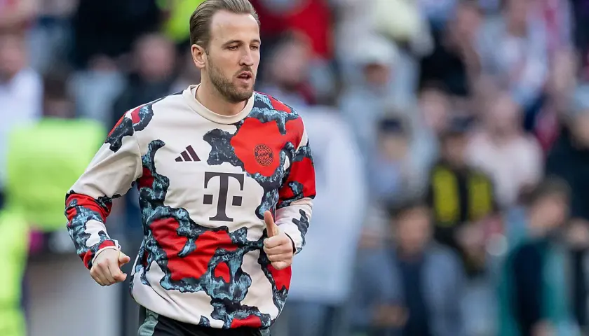 Harry Kane w bluzie z logo Bayernu Monachium przed meczem Union Berlin – Bayern.