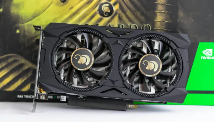 Tarjeta gráfica negra con dos ventiladores y logo dorado. Ideal para saber que tarjeta gráfica tengo y mejorar tu PC.
