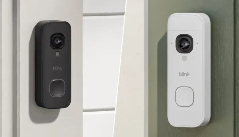 Dos tipos de videoporteros Blink, uno negro y otro blanco, instalados en paredes exteriores.
