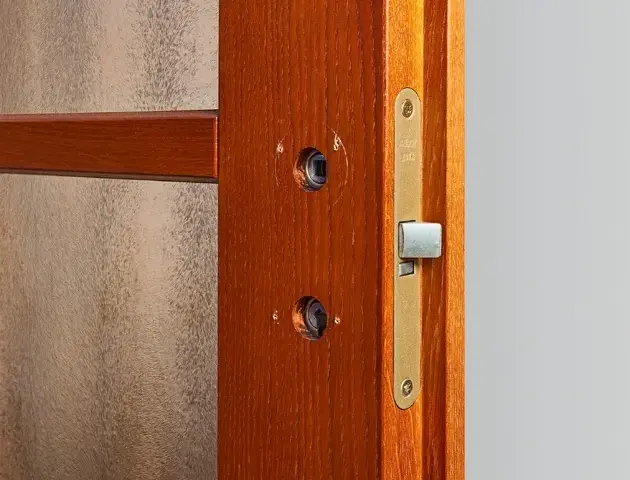 Jak zamontować zamek w drzwiach? Poradnik DIY krok po kroku