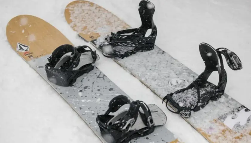Dwie deski snowboardowe Salomon, gotowe na śnieżne szaleństwo.