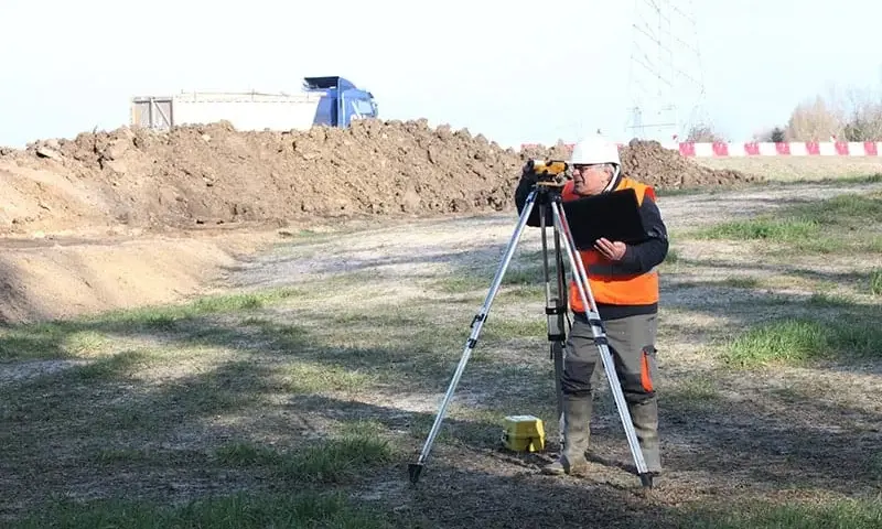Geodeta w budowie domu: Niezbędny przewodnik po jego roli i usługach