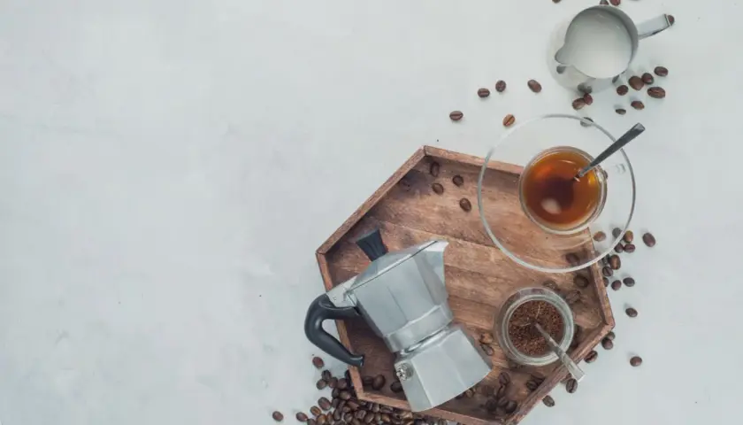 La moka pronta per preparare un caffè aromatico. Ecco come funziona la moka: acqua, caffè macinato e calore per un rito quotidiano.