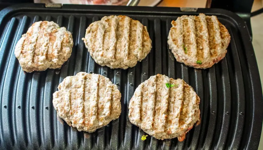 Jak usmażyć burgera na patelni, aby był soczysty i idealny?