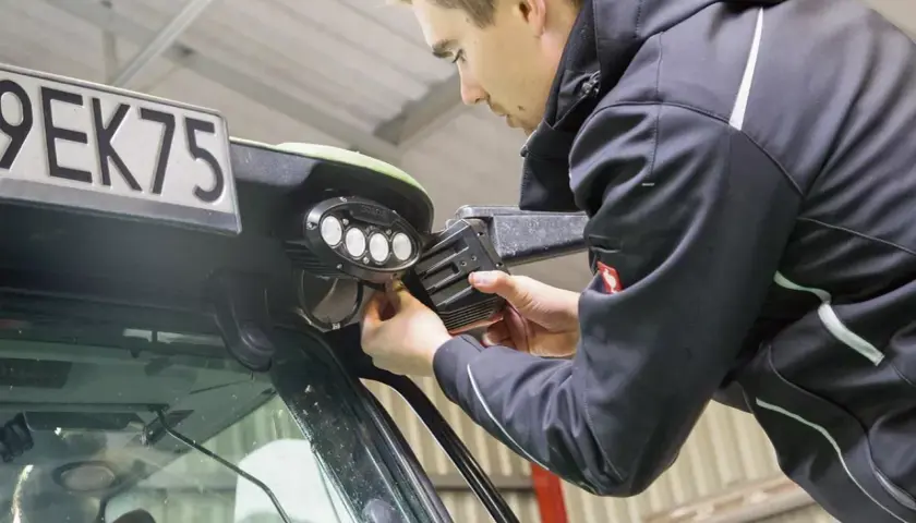 Jak podłączyć lampy LED w ciągniku - uniknij najczęstszych błędów