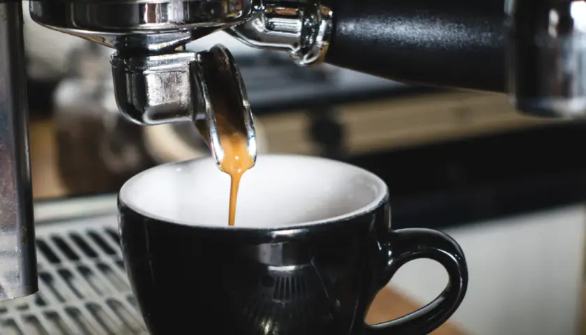 Ile kawy wsypać do ekspresu ciśnieniowego, aby uzyskać idealne espresso?