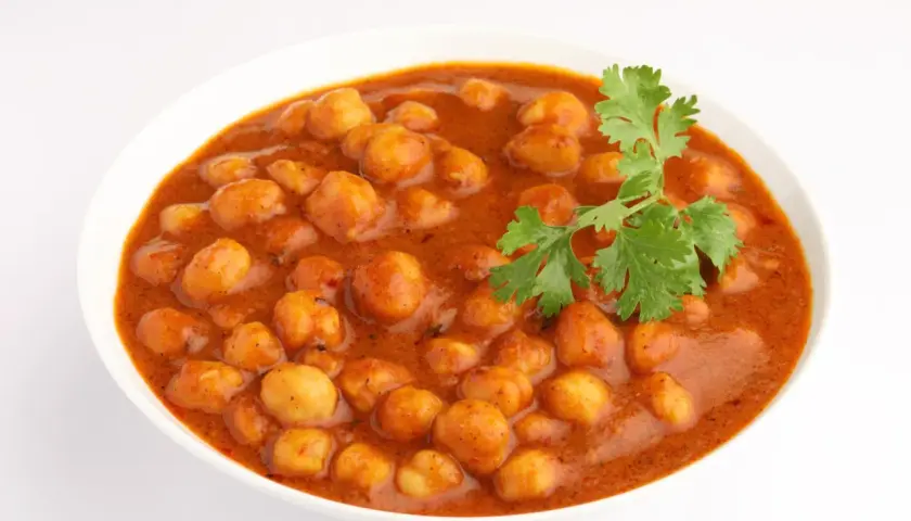 Miseczka chana masala, aromatycznych ciecierzycy w sosie pomidorowym, idealna na jesienne dania.