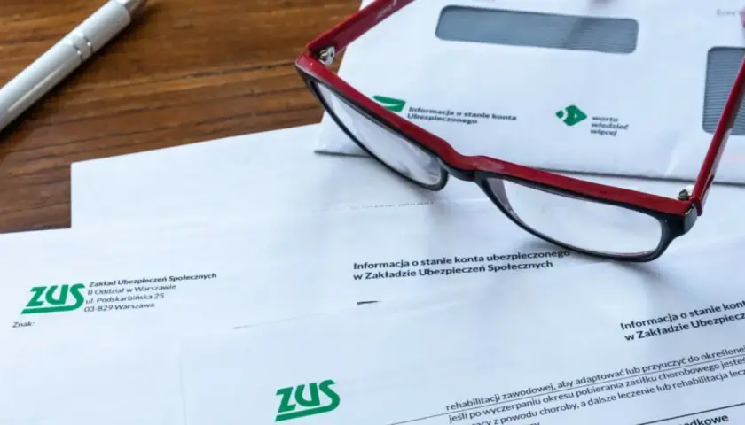 Okulary na dokumentach ZUS. Wniosek o świadczenie rehabilitacyjne czeka na rozpatrzenie.