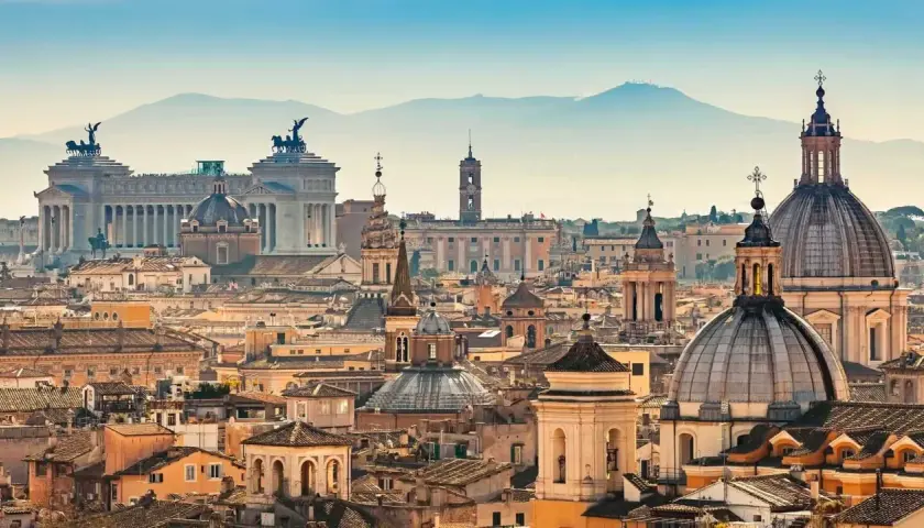 Panoramica di Roma con cupole, campanili e il Vittoriano. Un luogo magico dove vedere Roma.