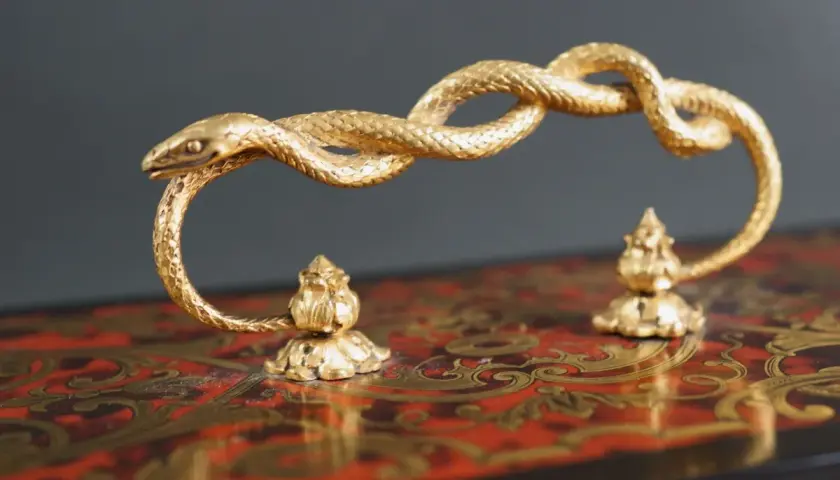 Poignée en bronze doré, un serpent enroulé, signé Susse Frères, sur un coffret orné.