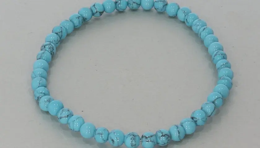Türkis-Armband mit hellblauen Perlen, die an den Himmel erinnern. Die Bedeutung von Türkis steht für Schutz und Heilung.