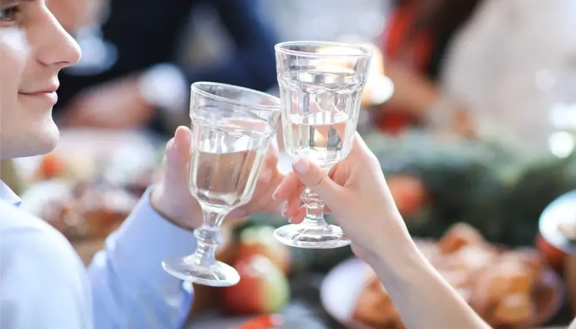 Para celebrar, wznosimy toast. Tak działa catering: bez stresu, z pysznym jedzeniem i w dobrym towarzystwie.