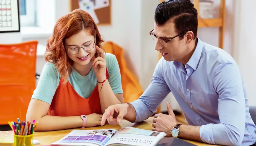 Ragazza e ragazzo studiano insieme, lui indica qualcosa sul libro. Ci sono molte frasi interessanti da scoprire.