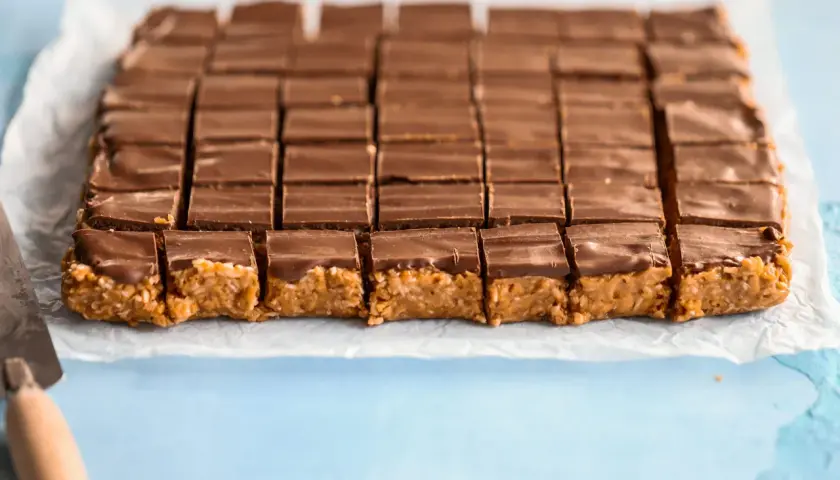 En hel plåt med hemgjord snickerskaka, skuren i perfekta bitar. Ett underbart snickerskaka recept att prova!