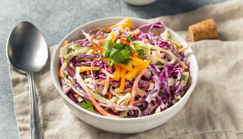 Kolorowa sałatka coleslaw z czerwoną kapustą, marchewką i papryką. Idealne, ciekawe surówki obiadowe, które dodadzą świeżości każdemu posiłkowi.