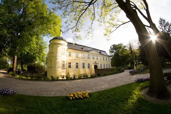 Pałac w Chałupkach: Historia, architektura i tajemnice miejsca
