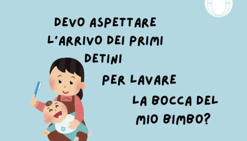 Mamma lava la bocca del neonato con uno spazzolino. La domanda è: devo aspettare i primi dentini per l'igiene orale del mio bimbo?