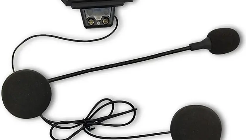 Słuchawki do kasku motocyklowego: Interkom czy Bluetooth? Wybierz mądrze!