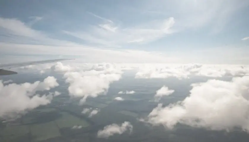 Ile trwa lot z Krakowa do Paryża? Czas, który musisz znać
