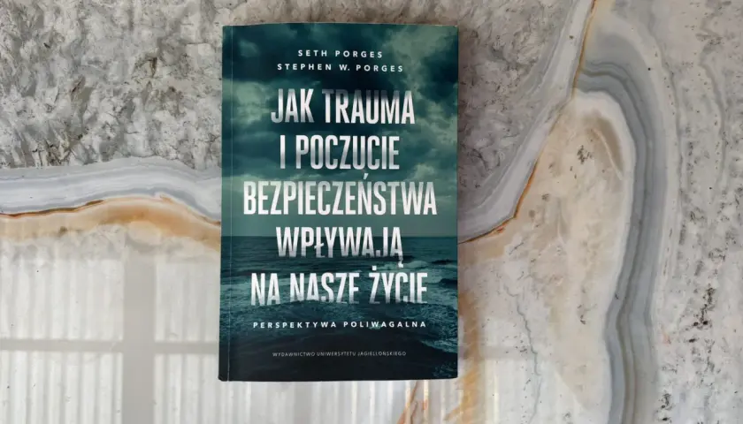 Książka "Jak trauma i poczucie bezpieczeństwa wpływają na nasze życie" Setha i Stephena Porgesów. To ważna lektura, bo nie zaczęło się od ciebie.