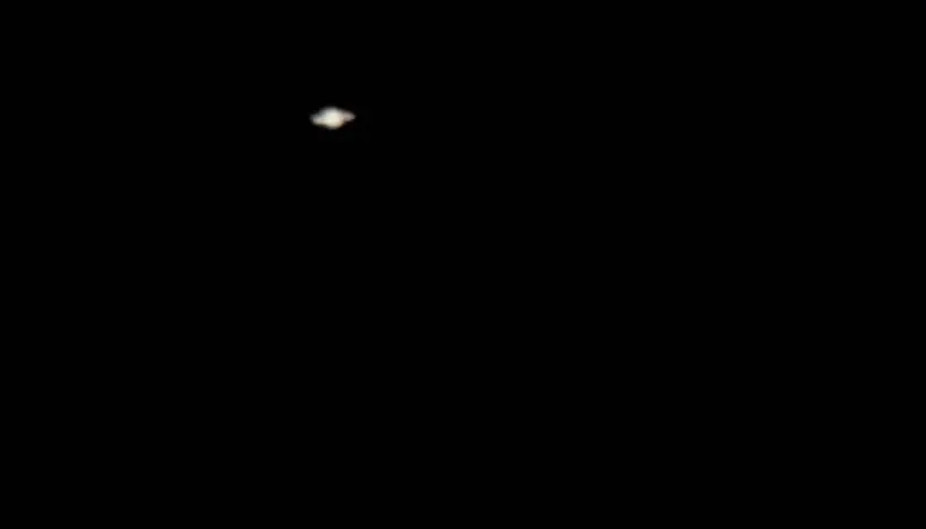 Saturn przez lornetkę. Widoczny pierścień gazowego olbrzyma, jakby namalowany pędzlem.