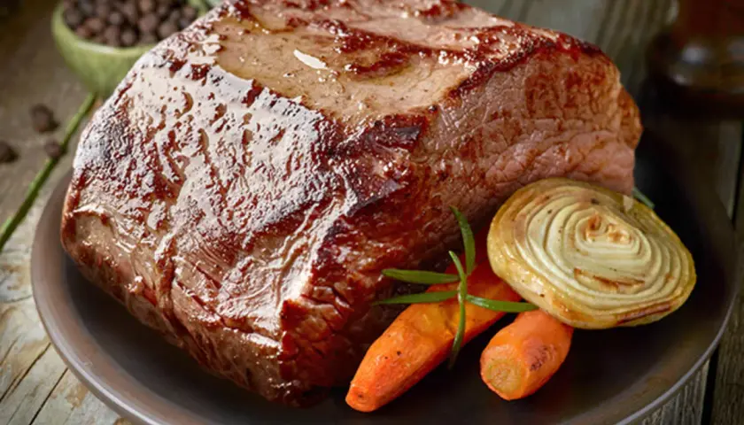 Saftiger rehbraten im ofen, mit karotten und zwiebeln. Perfekt für ein festliches Mahl.