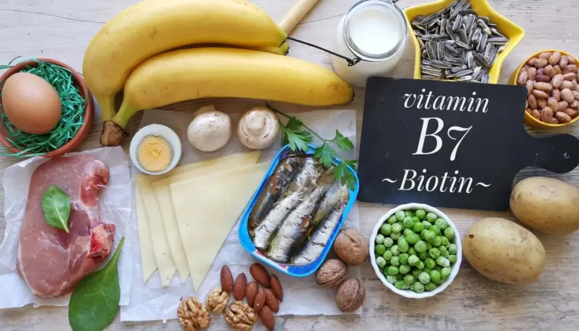 Biotin Lebensmittel: Bananen, Eier, Schweinefleisch, Pilze, Sardinen, Erbsen, Kartoffeln, Nüsse, Samen, Bohnen, Käse, Milch.