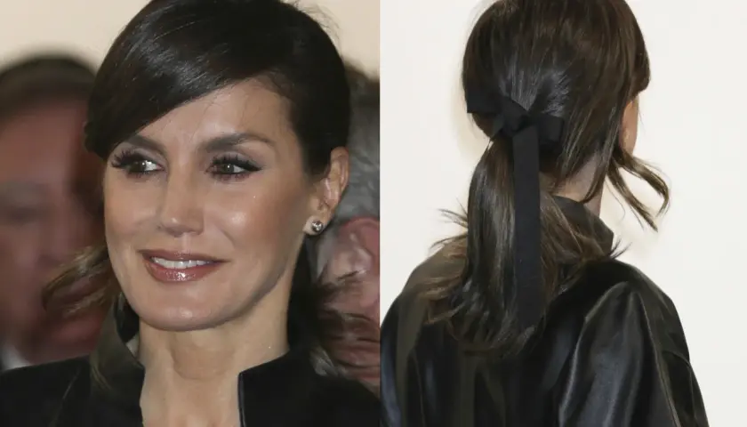 Recogidos fáciles informales: coleta baja con lazo negro, ideal para un look moderno y desenfadado.