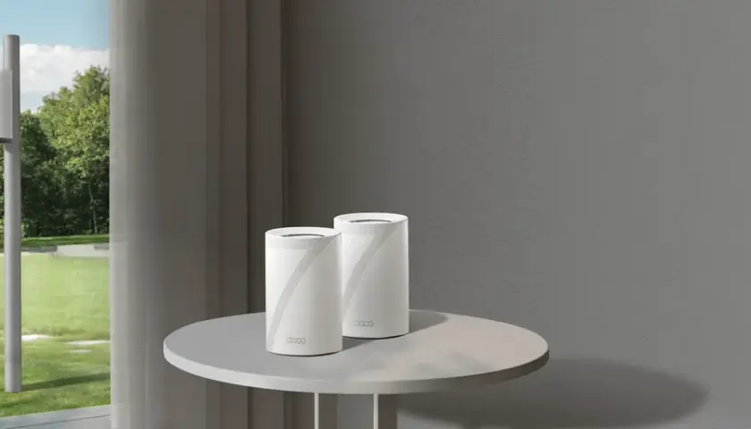 Un routeur extérieur sur un poteau et deux routeurs Deco sur une table. Ces appareils connectent votre maison à Internet.