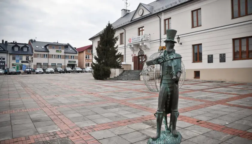 Pomnik grajka na rynku w Szczebrzeszynie. Tu właśnie leży Szczebrzeszyn, miasto znane z chrząszcza.