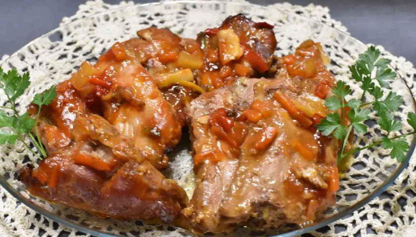 Żeberka w sosie z warzywami, jak z przepisu na żeberka w sosie Ania Gotuje. Aromatyczne i soczyste danie.