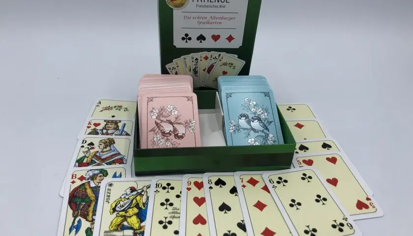 Ein **kartenspiel alleine** spielen? Hier sind die Altenburger Spielkarten, bereit für eine Partie.
