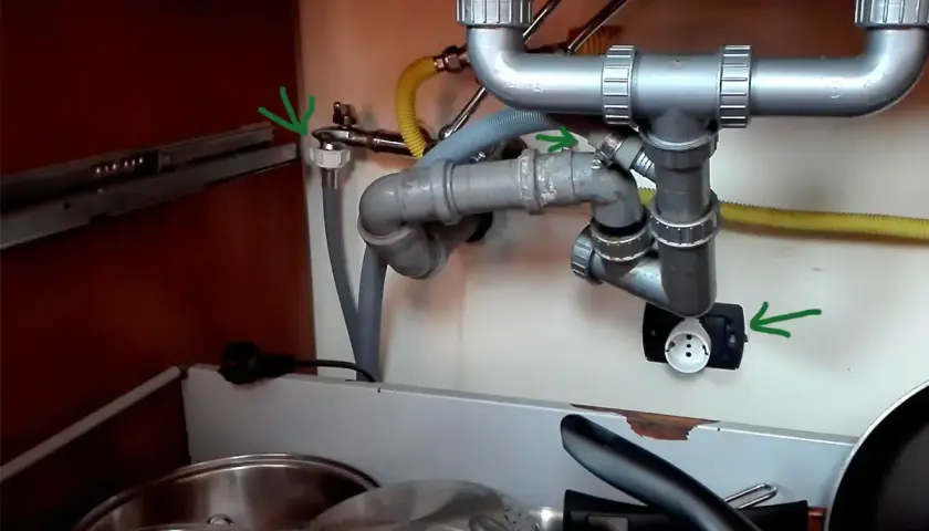Connessioni idrauliche e presa elettrica per il montaggio lavastoviglie incasso.