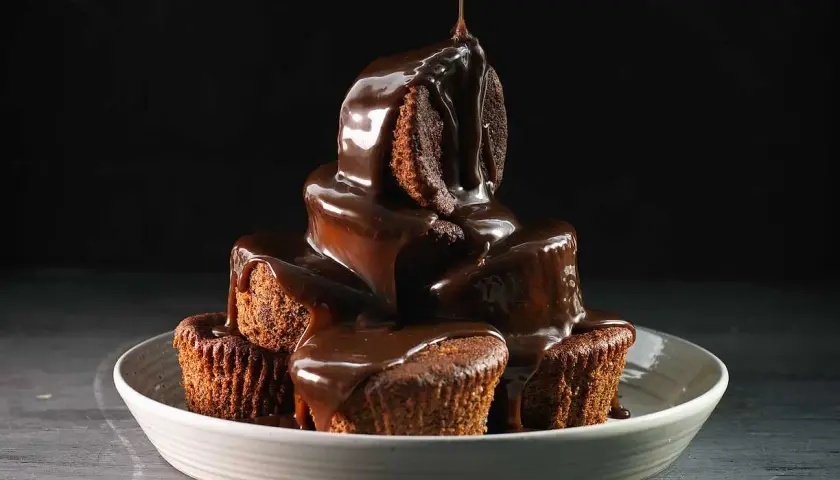 En hög med chokladiga muffins, dränkta i varm chokladsås. En härlig sticky toffee pudding-upplevelse.