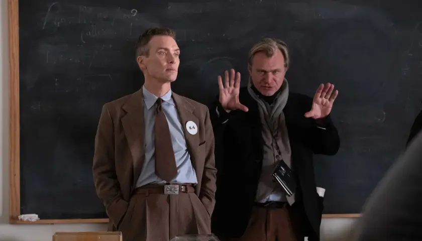 Cillian Murphy och Christopher Nolan diskuterar rollistan i Oppenheimer framför en griffeltavla med formler.