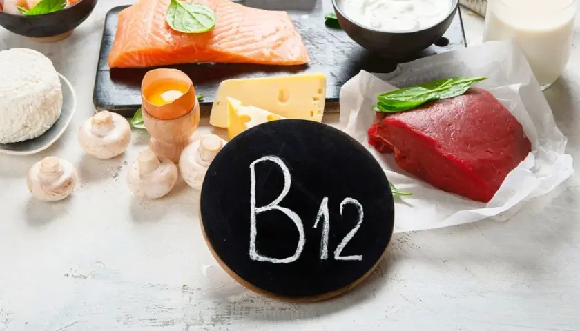 Rinderhack, Lachs, Käse, Ei, Pilze, Joghurt und Milch – alles reich an Vitamin B12 für Energie und Nerven.