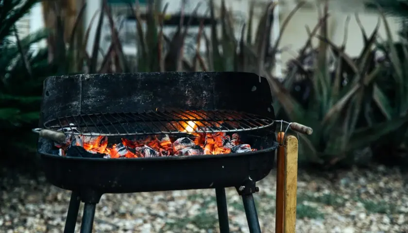 Brasero prêt pour la cuisson barbecue, braises ardentes sous la grille. L'été arrive !