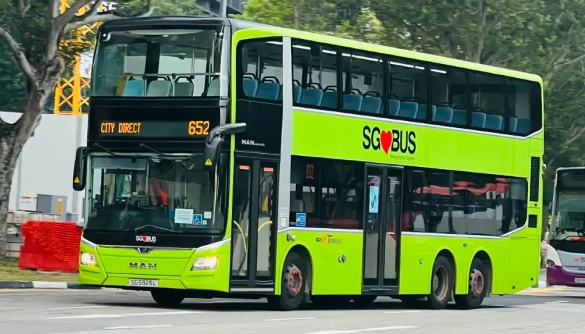 Jasnozielony autokar piętrowy SG BUS z numerem 652 na trasie City Direct.
