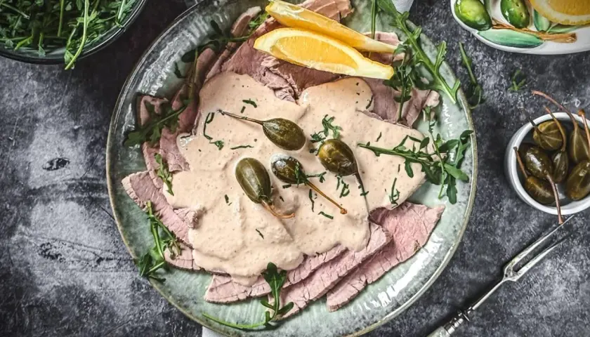 Vitello Tonnato: das original italienische Rezept mit zartem Kalbfleisch, cremiger Thunfischsauce, Kapern und Rucola. Ein Genuss!