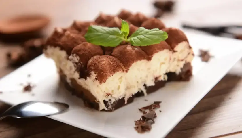 Pyszne tiramisu z kremem mascarpone. Zastanawiasz się nad mascarpone kcal? Ten deser to prawdziwa uczta dla zmysłów!