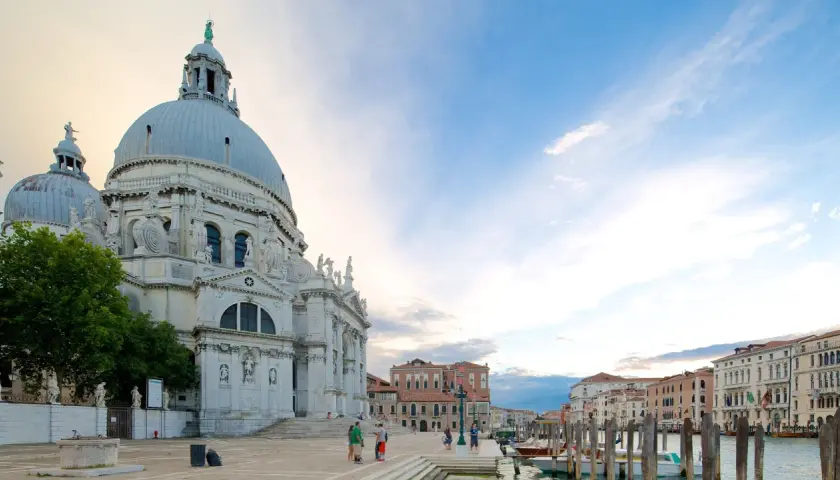 La majestueuse basilique Santa Maria della Salute à Venise, avec ses dômes imposants, se dresse face au Grand Canal.