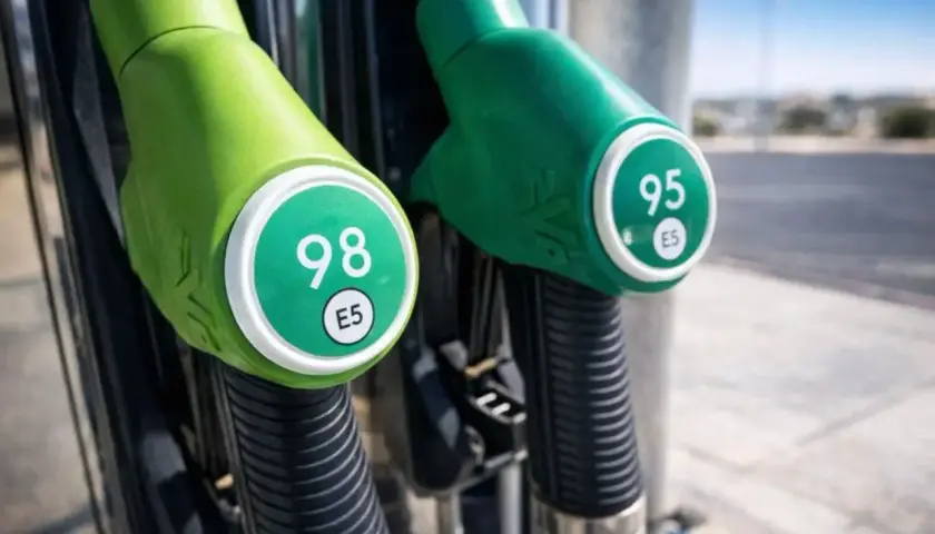 Dos boquillas de gasolina, una con 98 y otra con 95, listas para repostar tu moto.